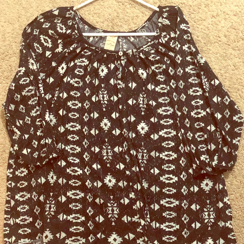 3/4 sleeve black and white pattern blouse